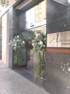 reservar restaurante en exclusiva en Valencia - entrada con flores
